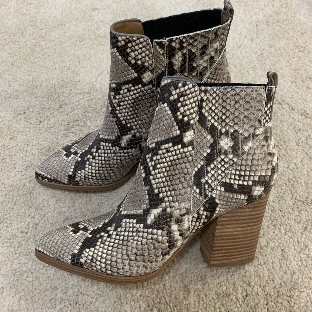 Marc Fisher - Oshay Pointed Toe Booties